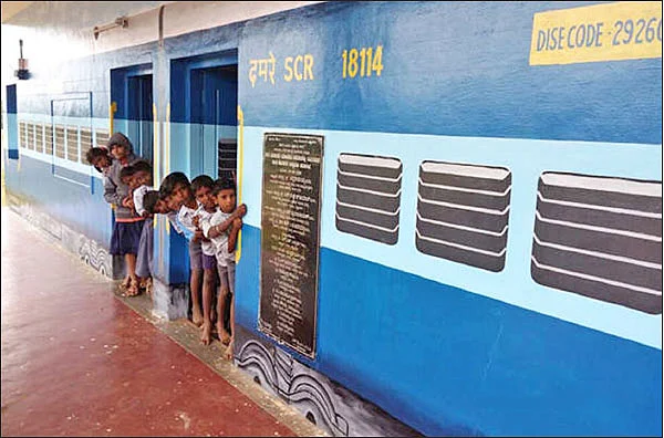 ரயிலில் ஓர் வகுப்பறை!