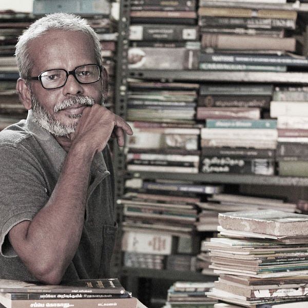 கரும்பூஞ்சைப் படலத்தில் வெண்ணிறக் காளான்கள் - யூமா வாசுகி