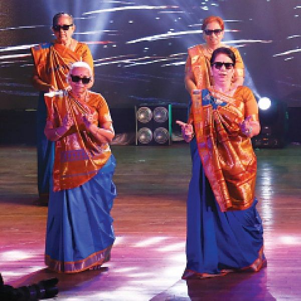 பாலிவுட் டான்ஸ் ஆடும் பலே பலே பாட்டிகள்!