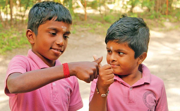 நீங்க நிக்கலா... குந்தலா?