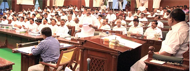 ‘ஸ்லீப்பிங் செல்’ உறுப்பினர்கள்... ஸ்கோர் செய்த தினகரன்... கெஞ்சும் கொறடா! - சட்டமன்ற சுவாரஸ்யங்கள்