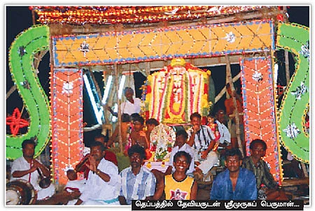 சின்ன திருச்செந்தூரில் கடலில் நடக்கும் தெப்பத் திருவிழா!
