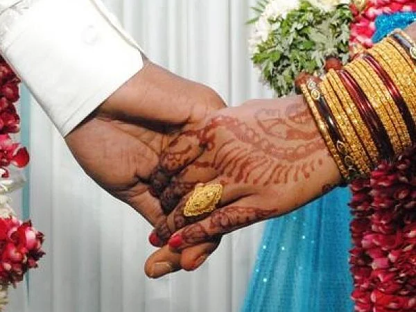போலி பாலியல் புகார்; 20 ஆண்டுகள் சிறை - வெளிவந்த பிறகு திருமணம்... ஒரே நாளில் பணத்துடன் தப்பிய மனைவி