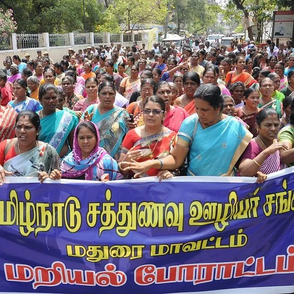 சத்துணவு ஊழியர்கள்..!