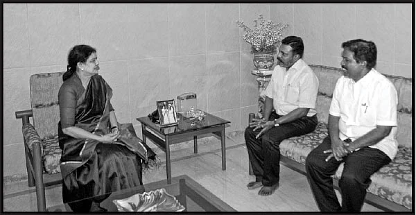 மிஸ்டர் கழுகு: பங்கு பிரித்தார் சசிகலா! - ஆட்சிக்கு நடராஜன்... கட்சிக்கு திவாகரன்!!