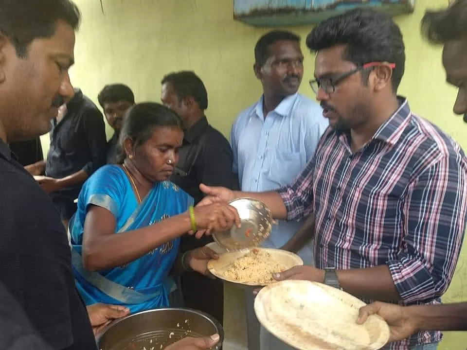 பாப்பம்மாள் வீட்டு விருந்து..! - அன்பால் நனைந்த இளைஞர்கள் படை