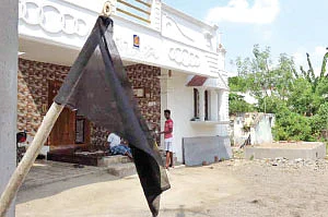 ஊரெல்லாம் கறுப்புக் கொடி... உச்ச நீதிமன்றத்துக்கு எதிர்ப்புக் கொடி!