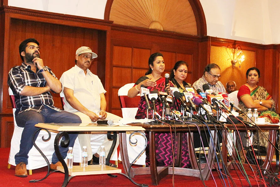 விஷாலை சாதிப்பெயர் சொல்லி ராதிகா விமர்சனம் செய்தது சரியா?
