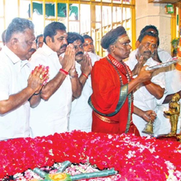 பசும்பொன் கவசம் - பின்வாங்கிய பன்னீர்... வெற்றி பெற்ற தினகரன்!