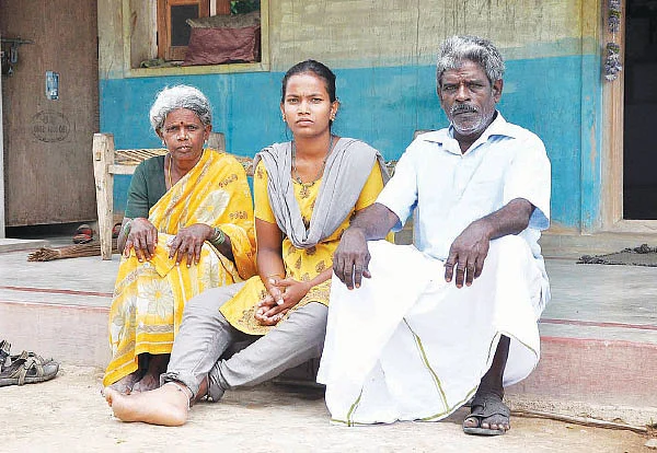 வீட்டில் வறுமை... மார்க்ஷீட்டில் செம்மை!
