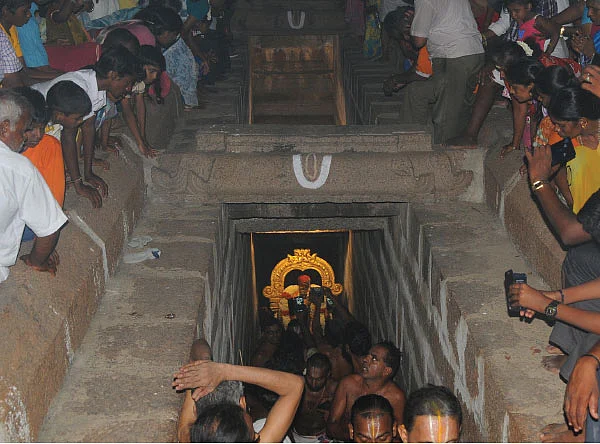கிணற்றுக்குள் உற்சவம்... நடவாவி அற்புதம்!
