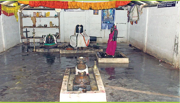 ஆலயம் தேடுவோம்: குளத்தில் மூழ்கிய திருத்தேர்... கொட்டகையில் அருளும் ஈசன்!