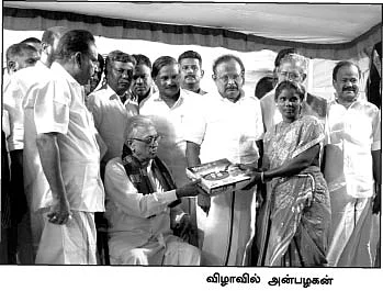 பேராசிரியர் முன்னிலையில் அடிதடி!