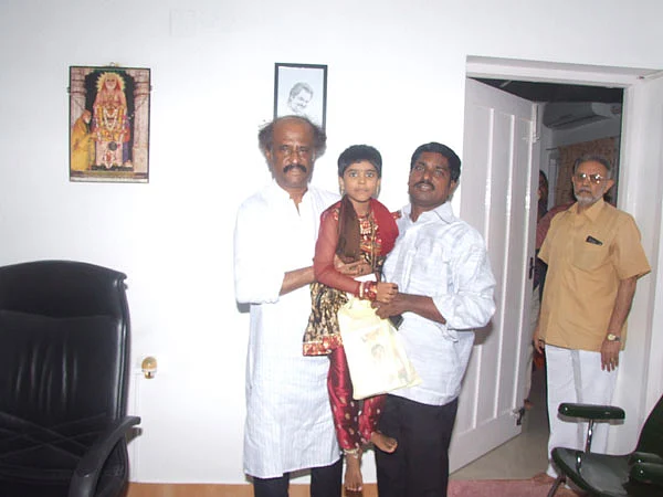 சீக்கிரமே வருவேன்... நல்லதே நடக்கும்! : ரசிகனிடம் ரஜினி சத்தியம்