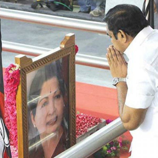 ஜெயலலிதா சமாதியில் எடப்பாடி பழனிசாமி