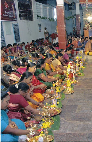 உலக நன்மைக்காக திருவிளக்கு பூஜை!