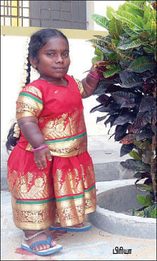 வறுமையில் செம்மை... பிரமிக்க வைக்கும் ப்ளஸ் டூ பெண்கள் !