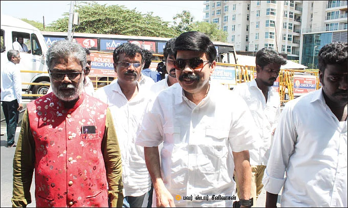 சிரிக்காமல் படிக்கவும்!