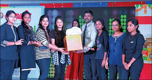 குவிந்த வாசகிகள்... அதிர்ந்த அரங்கம்!