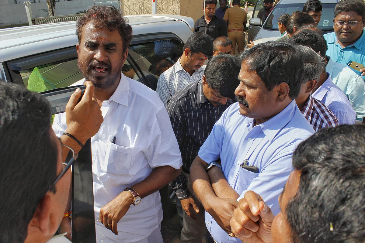 ”காத்திருந்தார்.... கைக்கட்டியபடியே நின்றார்!” - அமைச்சரை கண்டு நடுங்கும் கலெக்டர்.