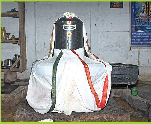 ஆலயம் தேடுவோம்: குளத்தில் மூழ்கிய திருத்தேர்... கொட்டகையில் அருளும் ஈசன்!