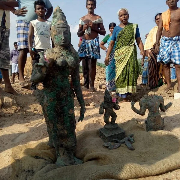 கட்டடப் பணியின்போது மண்ணுக்குள் புதைந்திருந்த சுவாமி சிலை - தாசில்தாரிடம் ஒப்படைப்பு!
