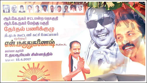 தொப்பின்னு சொல்றாங்க... இரட்டை மின் கம்பம்னு சொல்றாங்க... ஒண்ணும் புரியல!