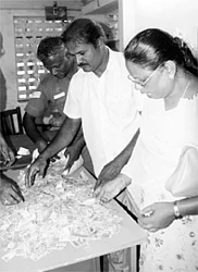 பணத்தைக் கிழித்தது, மன நோயாளியா?