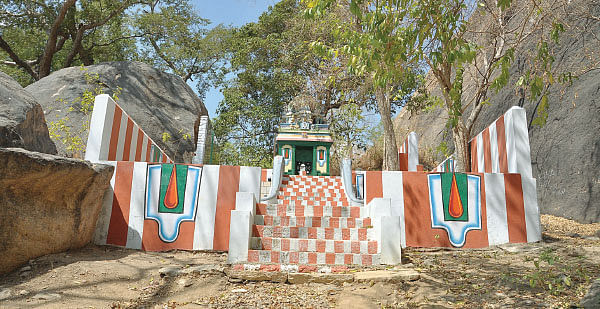 அரங்கனை மார்பில் தாங்கிய பிள்ளை லோகாச்சாரியார்