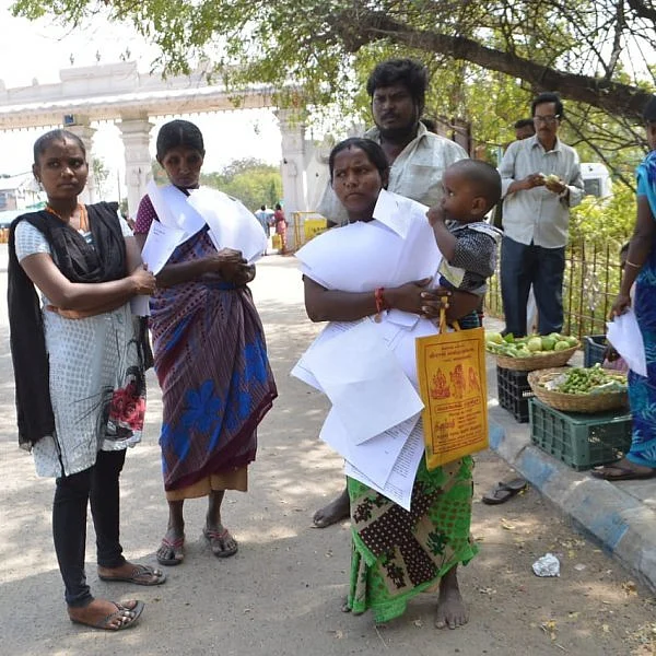 ``வாழ்வதைவிட சாவதே மேல்!' - கந்துவட்டிக்காரர் கொடுமையால் கலெக்டர் ஆபீஸில் பெண் கண்ணீர்