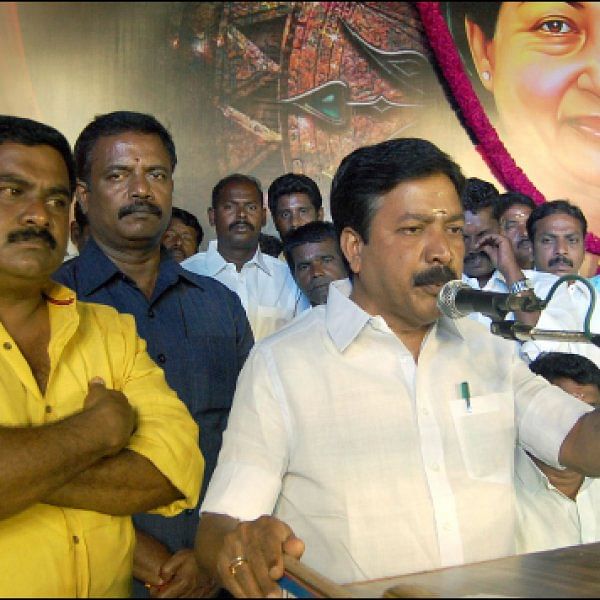 “அமைச்சரே என் பாக்கெட்டுக்குள்...”