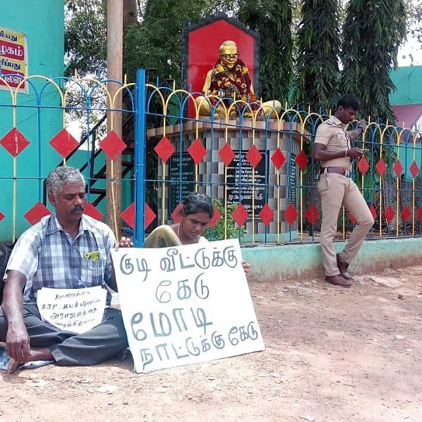 பா.ஜ.க-வினர் கொலை மிரட்டல்! - காரைக்குடியில் தர்ணாவில் ஈடுபட்ட சட்டக்கல்லூரி மாணவி நந்தினி!