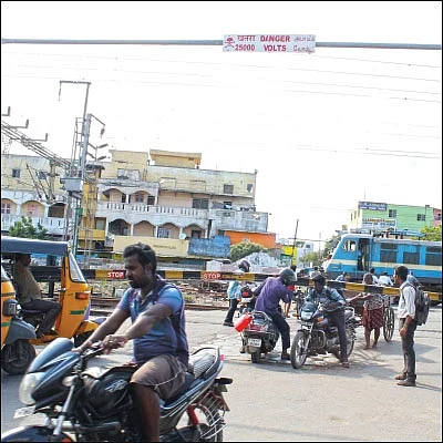 ஆர்.கே.நகர் தொகுதி நிலவரம்!: முதியோர் பென்ஷன்... குப்பைக் கிடங்கு... குடிநீர்ப் பிரச்னை... கொசுக்கடி...