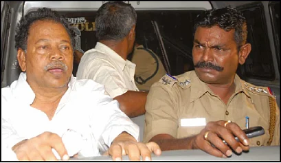 திருடப்பட்ட கோப்புகள்... கிழிக்கப்பட்ட எஃப்.ஐ.ஆர்...