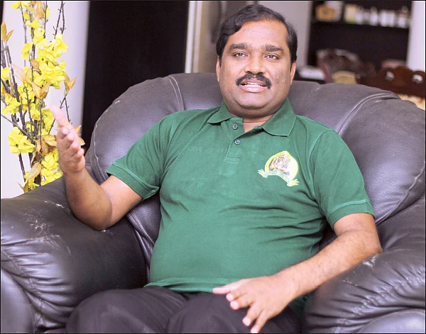 “காலி நாற்காலியைப் பார்த்து கர்ஜிக்கும் எடப்பாடி!” - வேல் வீசும் வேல்முருகன்