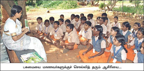 வகுப்பறையில் பசுமை விகடன்... பள்ளிவளாகத்தில் வயல் காடு..