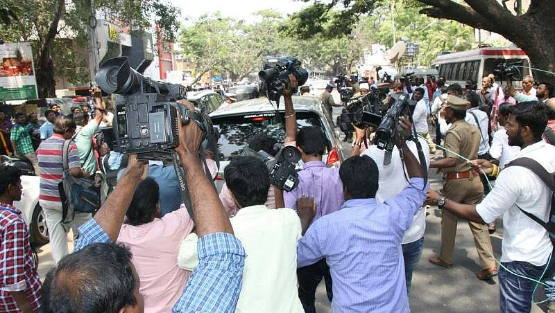 வருமான வரித்துறை அலுவலகத்தில் அடுத்தடுத்து அமைச்சர் விஜயபாஸ்கர், சரத்குமார் ஆஜர்!