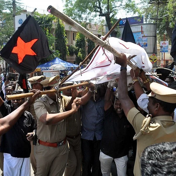 ஹெச்.ராஜா உருவ பொம்மைக்கு சவப்பாடை! காவல்துறையினருடன் மல்லுக்கட்டிய ஆர்ப்பாட்டக்காரர்கள்