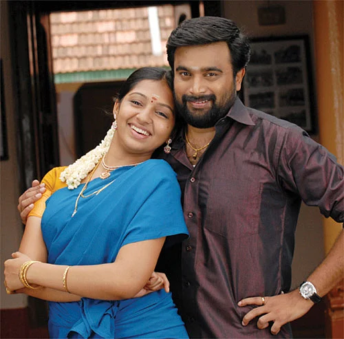 விரட்டி விரட்டிக் காதலிக்கிறேன்!