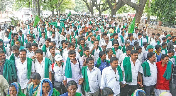 அரசை அதிரவைத்த கர்நாடக விவசாயிகள்!