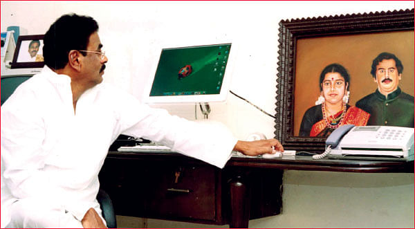 சசிகலா ஜாதகம் - 34 - ஜெயலலிதாவுக்குப் பின்னால் சசிகலா... சசிகலாவுக்குப் பின்னால் நடராசன்!