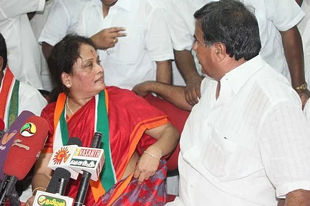 காங்கிரஸ் கோஷ்டிபூசல்: பாதியில் நின்ற வேட்பாளர் அறிமுக கூட்டம்!