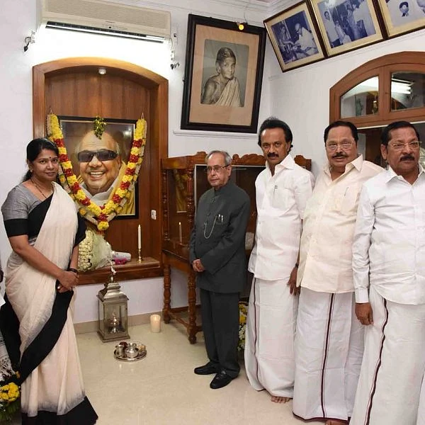 `சிறந்த தலைவரை இழந்துவிட்டோம்!’ - கோபாலபுரத்தில் நெகிழ்ந்த பிரணாப் முகர்ஜி
