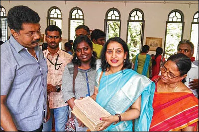 ஓலைச்சுவடிகளைத் தேடி ஊர் ஊராக அலைகிறார்!