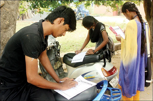 எங்கள் தலைவர் இவர்களில் எவருமே இல்லை! - இளைஞர்கள் ஆதரவு யாருக்கு?