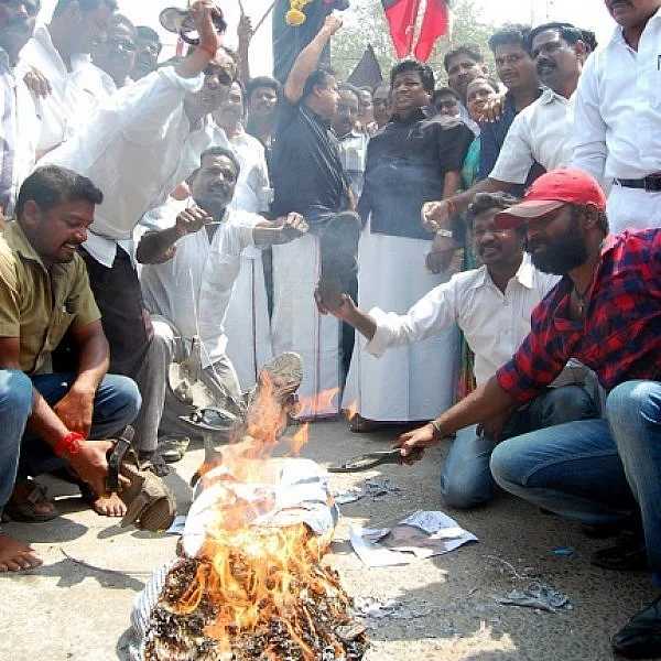 உருவ பொம்மை எரிப்பு! ஹெச்.ராஜாவுக்கு எதிராக பொன்முடி ஆவேசம்