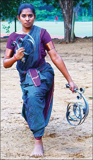 சேலையில் சிலம்பம்!
