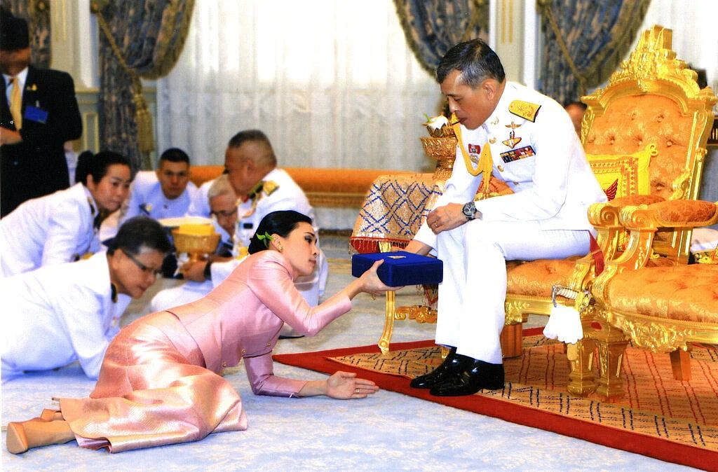 66 வயதில் காதல் திருமணம்! - பாதுகாவலரை அரசியாக்கிய தாய்லாந்து மன்னர்