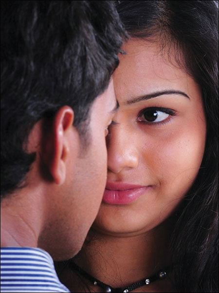பதின்வயதில் இனக்கவர்ச்சி இயல்பானதுதான்!