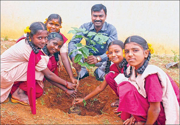 கனவு ஆசிரியர் - பசுமையைப் போதிக்கும் தமிழாசிரியர்
